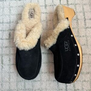 UGG Australia Kalie Clogs in black suede and shearling lining Size 9